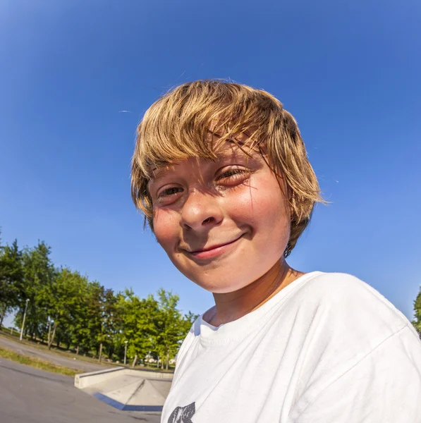 Ung pojke på skateboardpark — Stockfoto