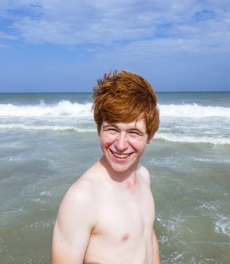 Çocuk denizin dalgaları sahiptir