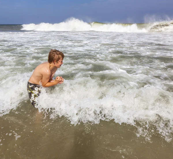 Rapaz gosta das ondas do mar — Fotografia de Stock