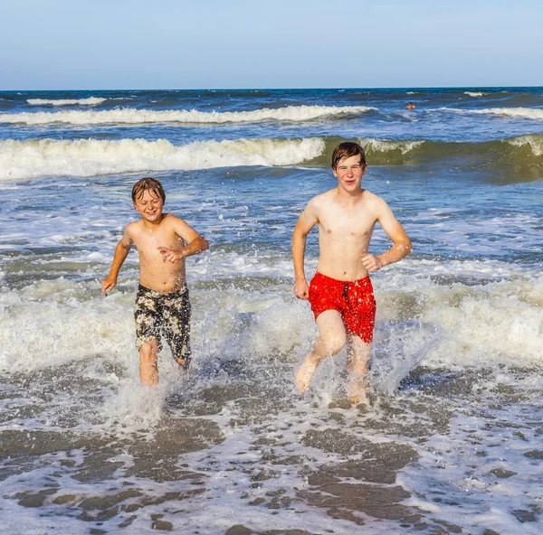 Menino desfrutando o belo oceano e praia — Fotografia de Stock