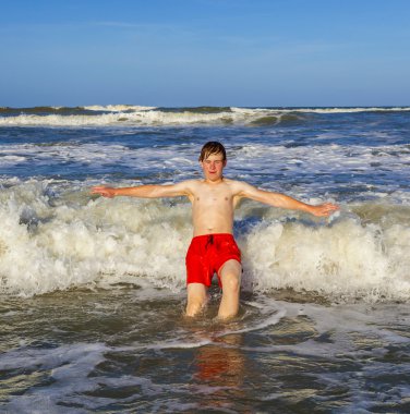 genç çocuk eğlenceli dalgalar halinde vardır.