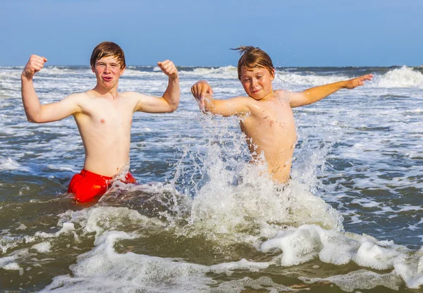 Pojken njuter av vackra havet och stranden — Stockfoto