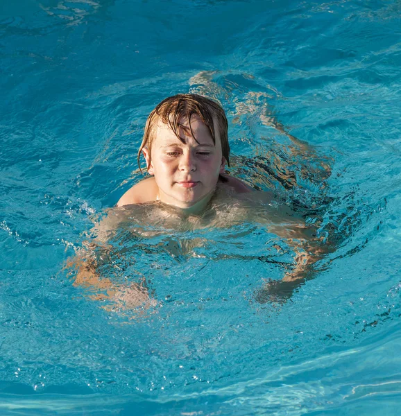 Garçon aime nager dans la piscine — Photo
