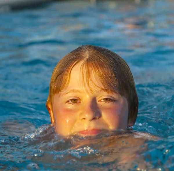 Bambino si diverte nella piscina all'aperto — Foto Stock