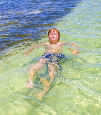 Çocuk temiz su sahiptir