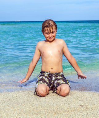 Çocuk temiz su okyanusun sahiptir