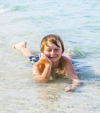 İnternet plajda yatan çocuk sahiptir