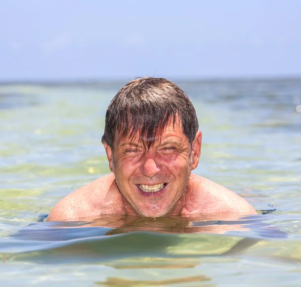 Mann schwimmt im Ozean — Stockfoto