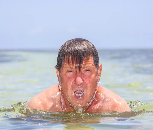 男は海で泳ぐ — ストック写真
