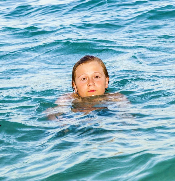 Chlapec se těší krásné vody oceánu — Stock fotografie