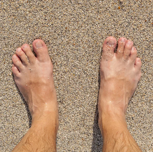 Jongen geniet van het heldere water in de Oceaan — Stockfoto