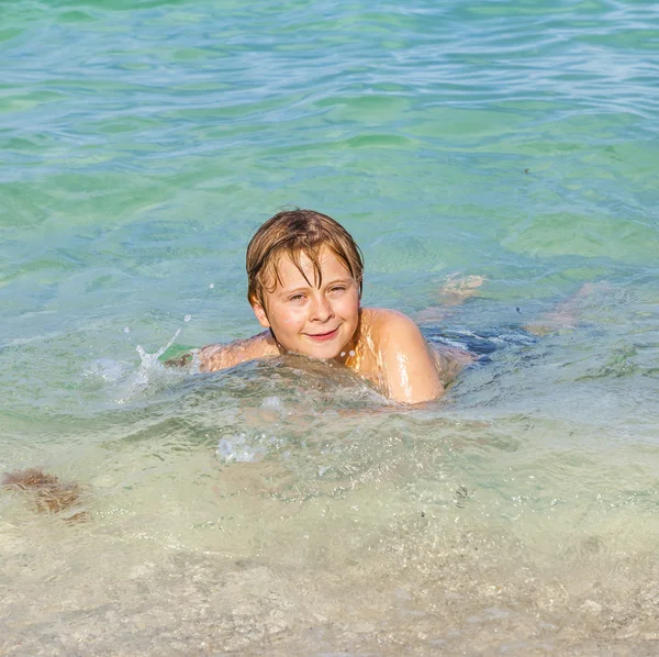 Chlapec má čistý vody v oceánu — Stock fotografie