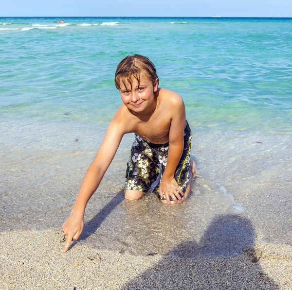 Çocuk temiz su okyanusun sahiptir