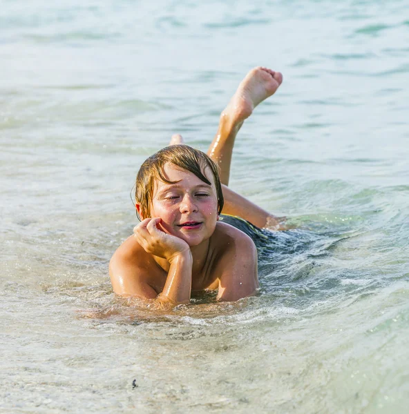 İnternet plajda yatan çocuk sahiptir