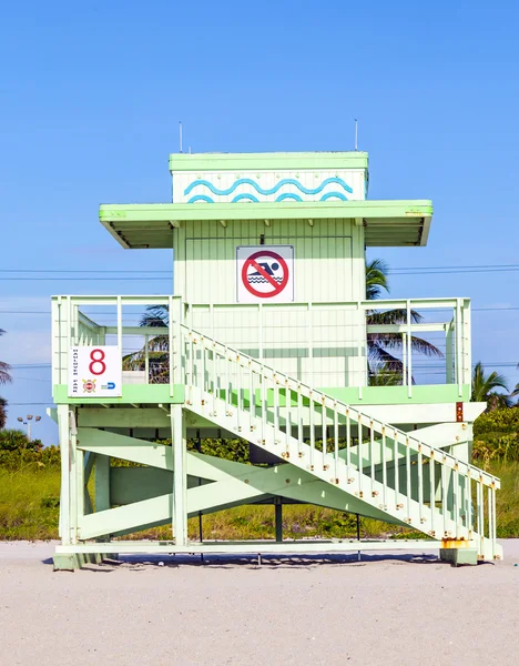 Criança está nadando no oceano — Fotografia de Stock