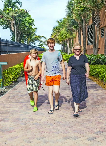 Mutter mit zwei Söhnen auf dem Weg zum Strand — Stockfoto