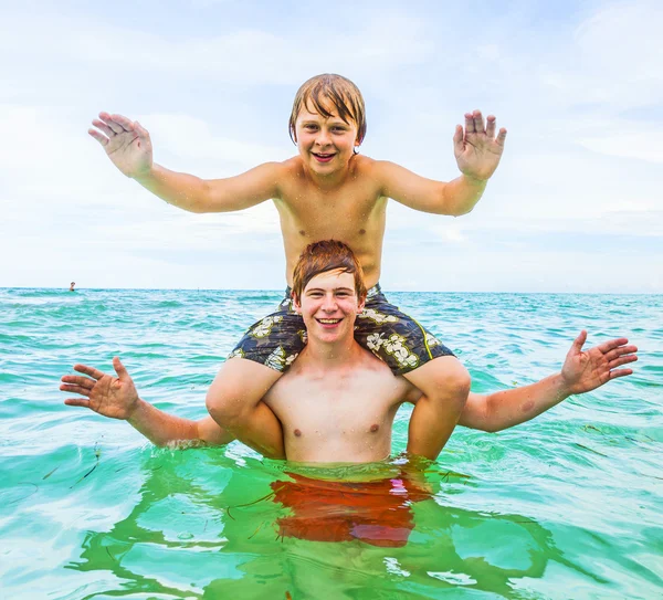 Meninos se divertindo jogando piggyback — Fotografia de Stock