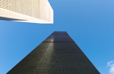 new York'ta İkiz Kuleler mavi gökyüzü altında