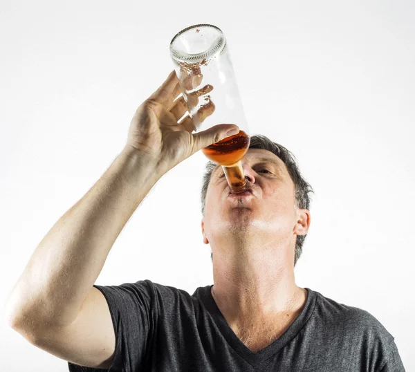 Hombre bebiendo alcohol — Foto de Stock