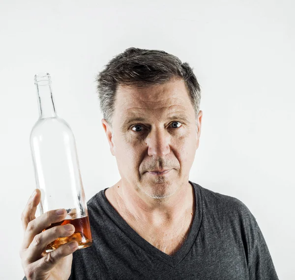 Man dricker alkohol — Stockfoto