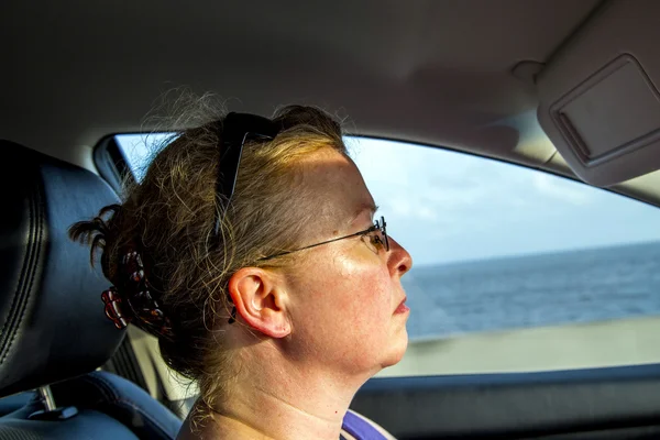 Женщина водит машину — стоковое фото