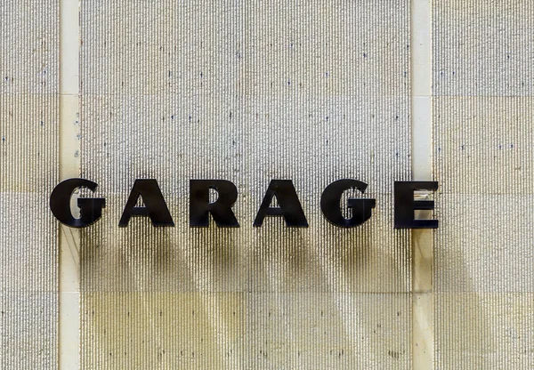 Garagenschild an Hausfassade — Stockfoto