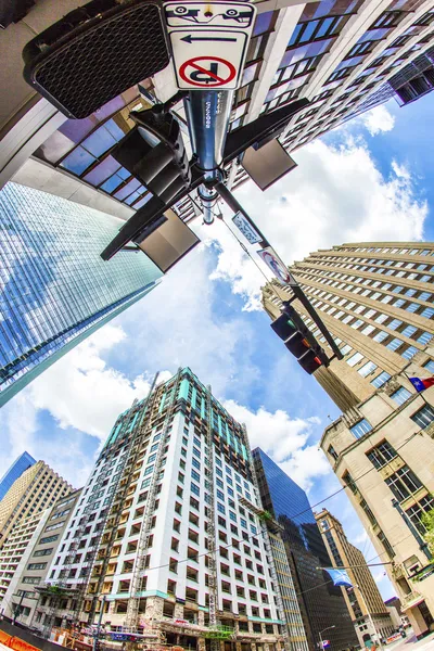 Vista para o arranha-céu histórico e moderno no centro de Houston — Fotografia de Stock