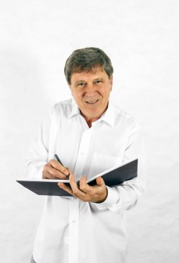 mutlu son adam ayakta beyaz arka planı mimik.