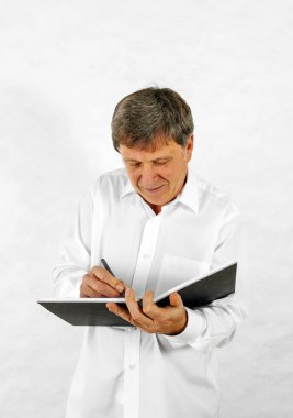 mutlu son adam ayakta beyaz arka planı mimik.