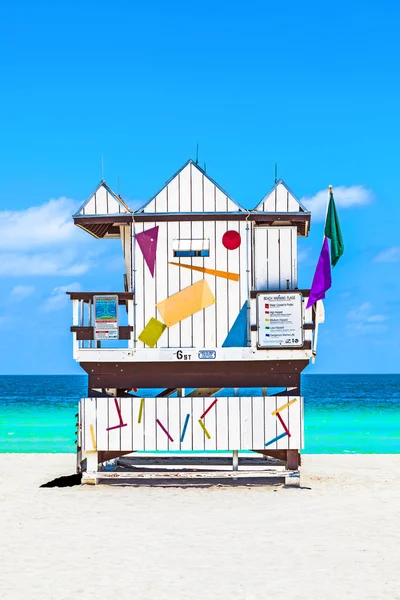 Hermosa playa sur de Miami con famosas torres de salvavidas en — Foto de Stock