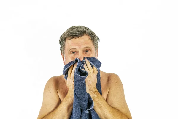 Uomo asciugamano i capelli dopo la doccia — Foto Stock