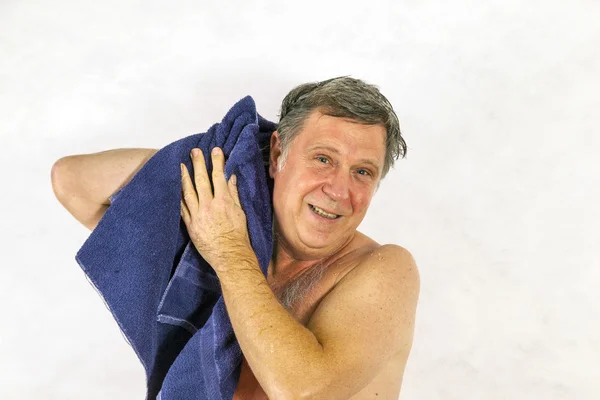 Man toweling håret efter dusch — Stockfoto