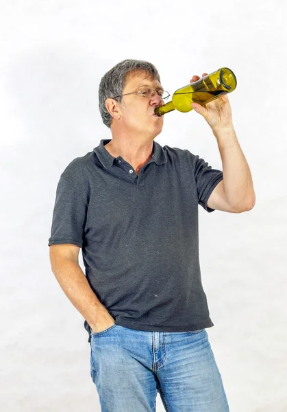 Uomo beve alcol da una bottiglia — Foto Stock