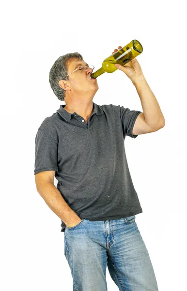 Uomo beve alcol da una bottiglia — Foto Stock