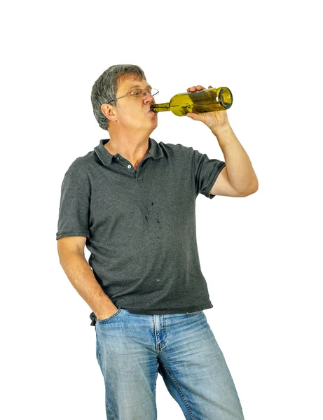 Άνθρωπος αλκοολούχων ποτών από ένα μπουκάλι — Φωτογραφία Αρχείου
