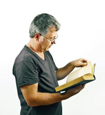bir kitap okuma gözlüklü adam