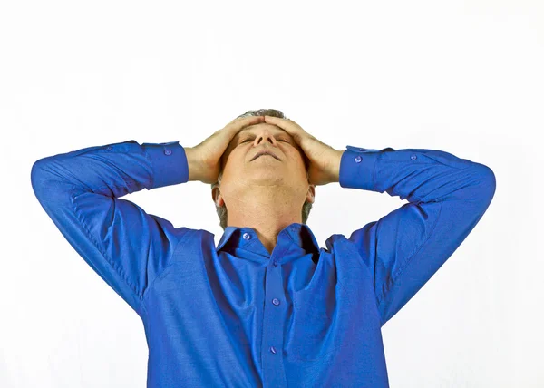 Hombre con camisa tiene problemas y lo muestra con las manos —  Fotos de Stock