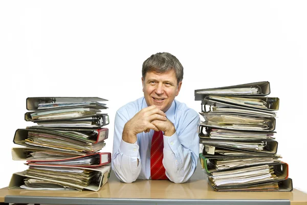 Mann studiert Ordner mit Akten am Schreibtisch im Büro — Stockfoto