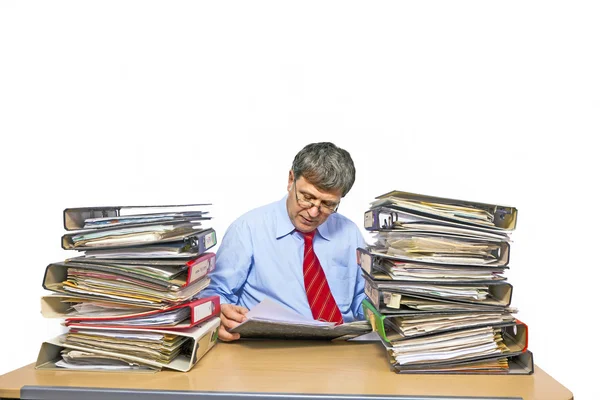 Mann studiert Ordner mit Akten am Schreibtisch im Büro — Stockfoto