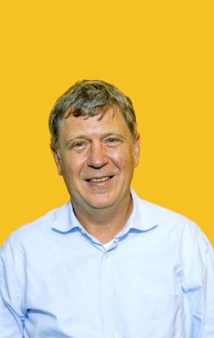 gülümseyerek mutlu bir adam