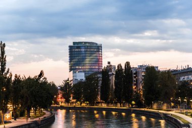 gece uniqua Kulesi'nın