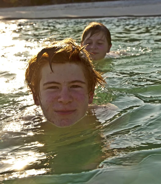 Pojkar har det varma vattnet på den vackra stranden — Stockfoto