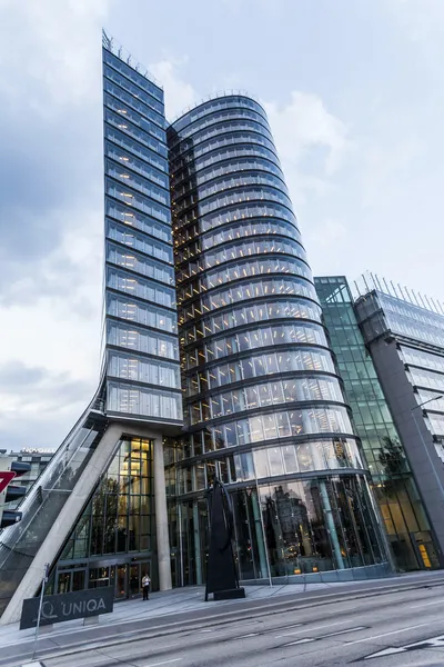 Torre de oficinas al final de la tarde — Foto de Stock