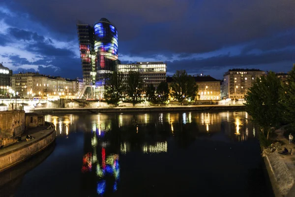 Fassade des einzigartigen Turms bei Nacht — Stockfoto