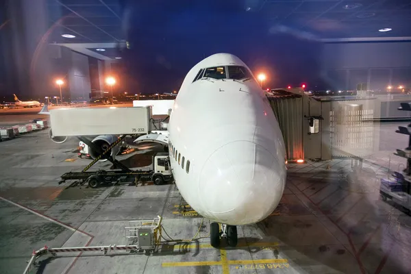 Nachts Flugzeuge am Gate beladen — Stockfoto