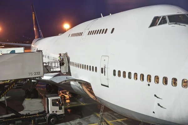 Aeronaves carregadas no portão à noite — Fotografia de Stock