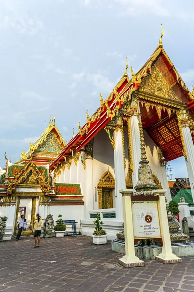 Ludzie odwiedzają tempel dzielnicy phra maha chedi pat Pho — Zdjęcie stockowe