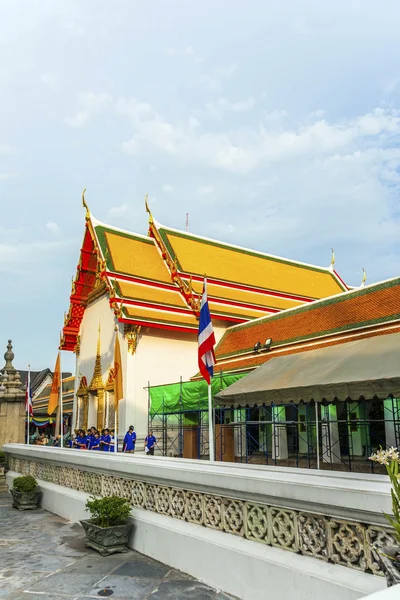 La gente visita el área de Tempel Phra Maha Chedi de Pat Pho —  Fotos de Stock