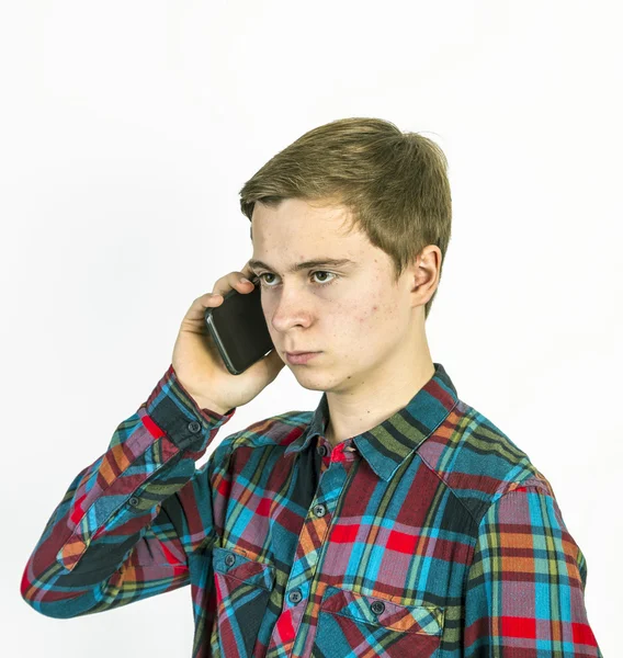 Teenager nutzt das Handy — Stockfoto