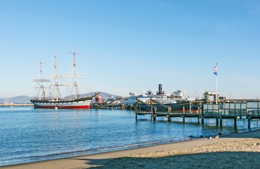 Vintage 1886 yelkenli gemi, balclutha ve 1914 kürek tekerlek römorkör tekne, eppleton hall san Francisco Deniz Milli Tarih Parkı ortak ekranda